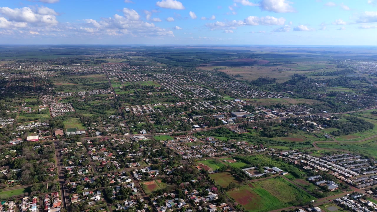 Riprese aeree con drone catturano il quartiere residenziale Itaembe Mini alla periferia di Posadas, Argentina.