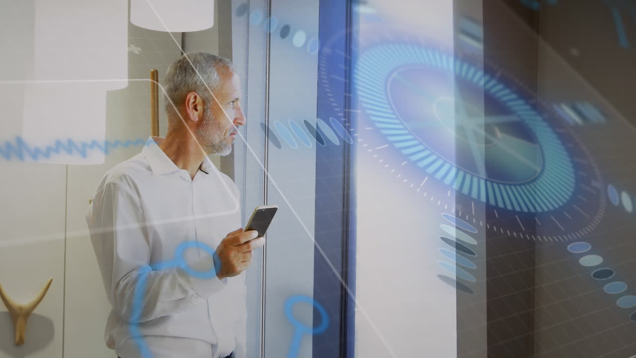 animación del procesamiento de datos sobre un hombre de negocios caucásico que usa el teléfono en la oficina