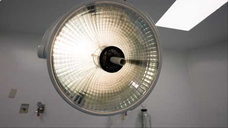 luces de la sala de operaciones en un hospital