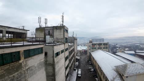 Vista-Aérea-De-Un-Edificio-Industrial-Abandonado-En-Un-Día-Nublado-Y-Cambiante-En-Una-Ciudad-De-Europa-Del-Este