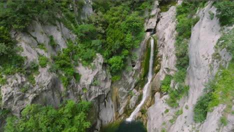 Drone-Aéreo-De-La-Cascada-Gubavica-En-El-Río-Cetina,-Dalmacia,-Croacia,-Europa