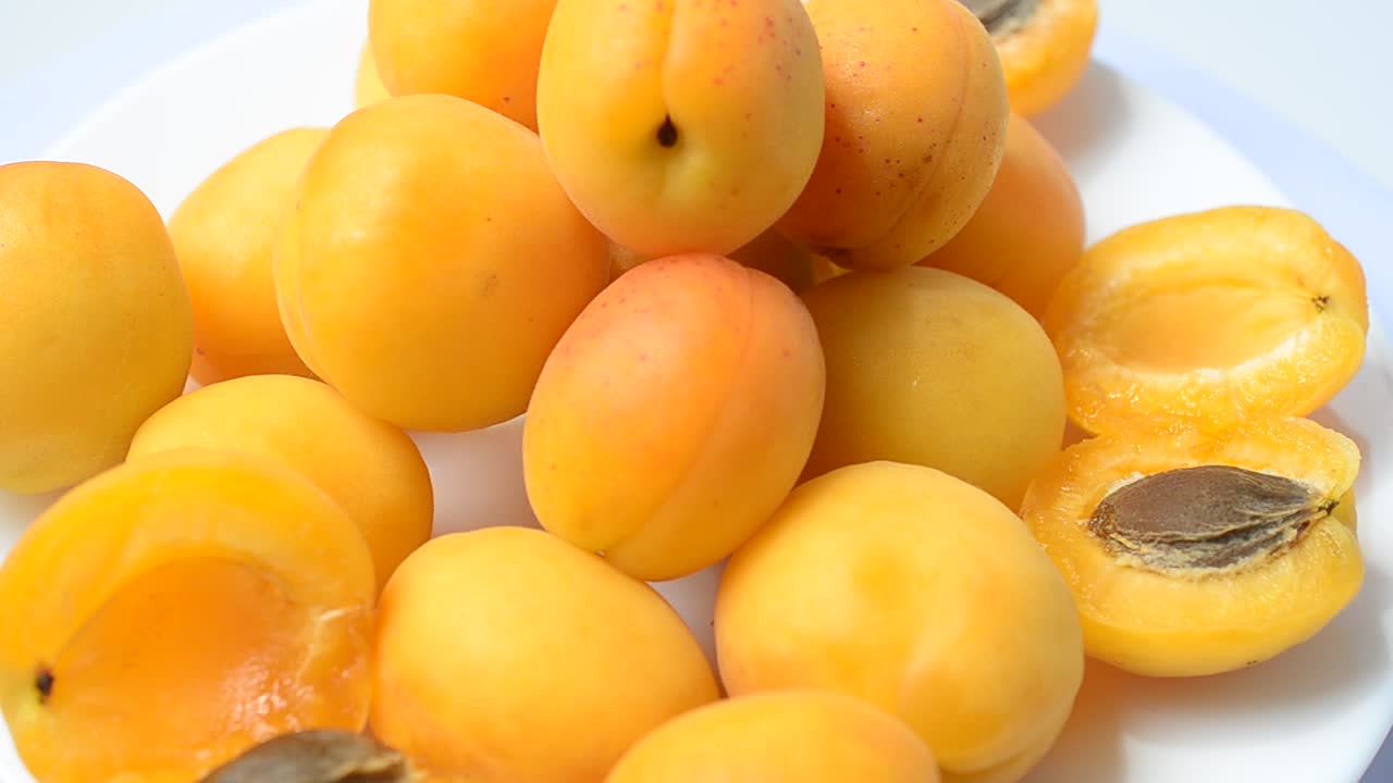 Abricots sur une assiette. Tournage de fruits