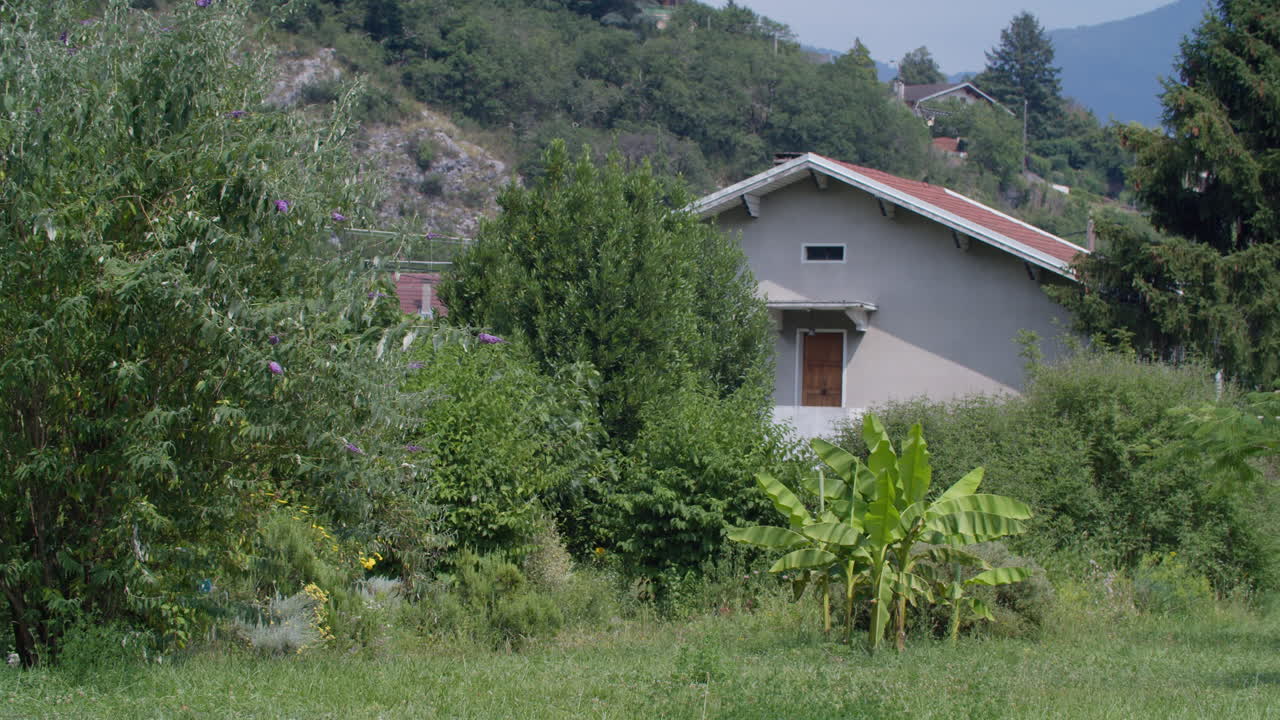 정원 이 있는 시골 집