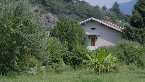 casa rural con jardín