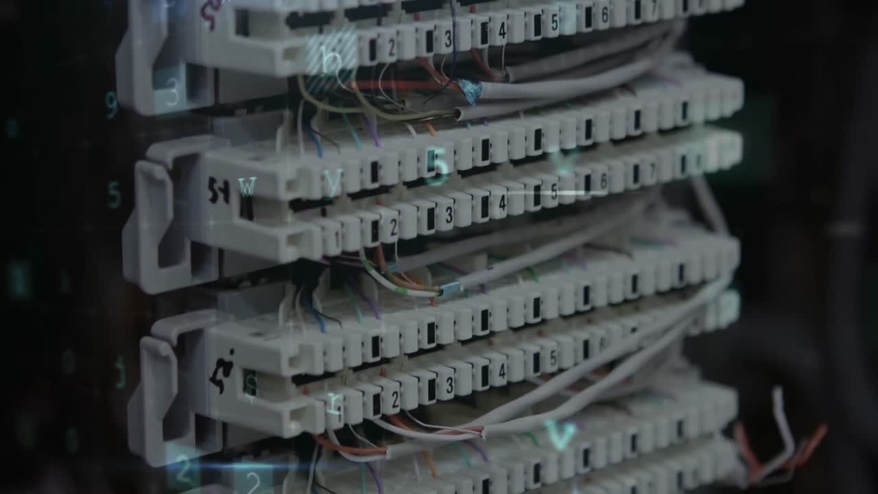 컴퓨터 서버를 통해 사이버 공격 경고와 함께 데이터 처리의 애니메이션