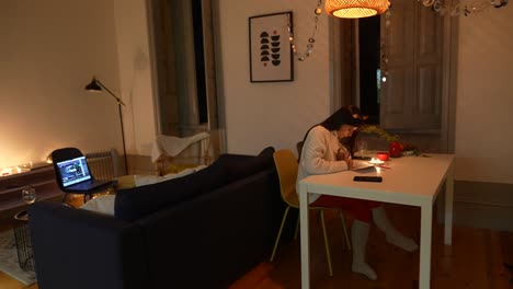 mujer que trabaja desde casa por la noche