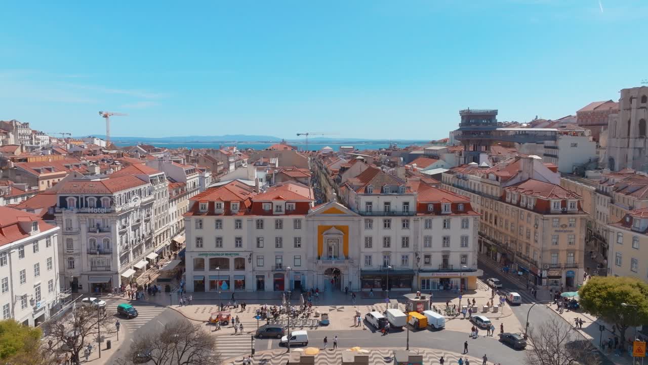 Ripresa orbitale di Piazza Rossio durante l'ora di punta, Rua Augusta, Ascensore di Santa Justa, Lisbona