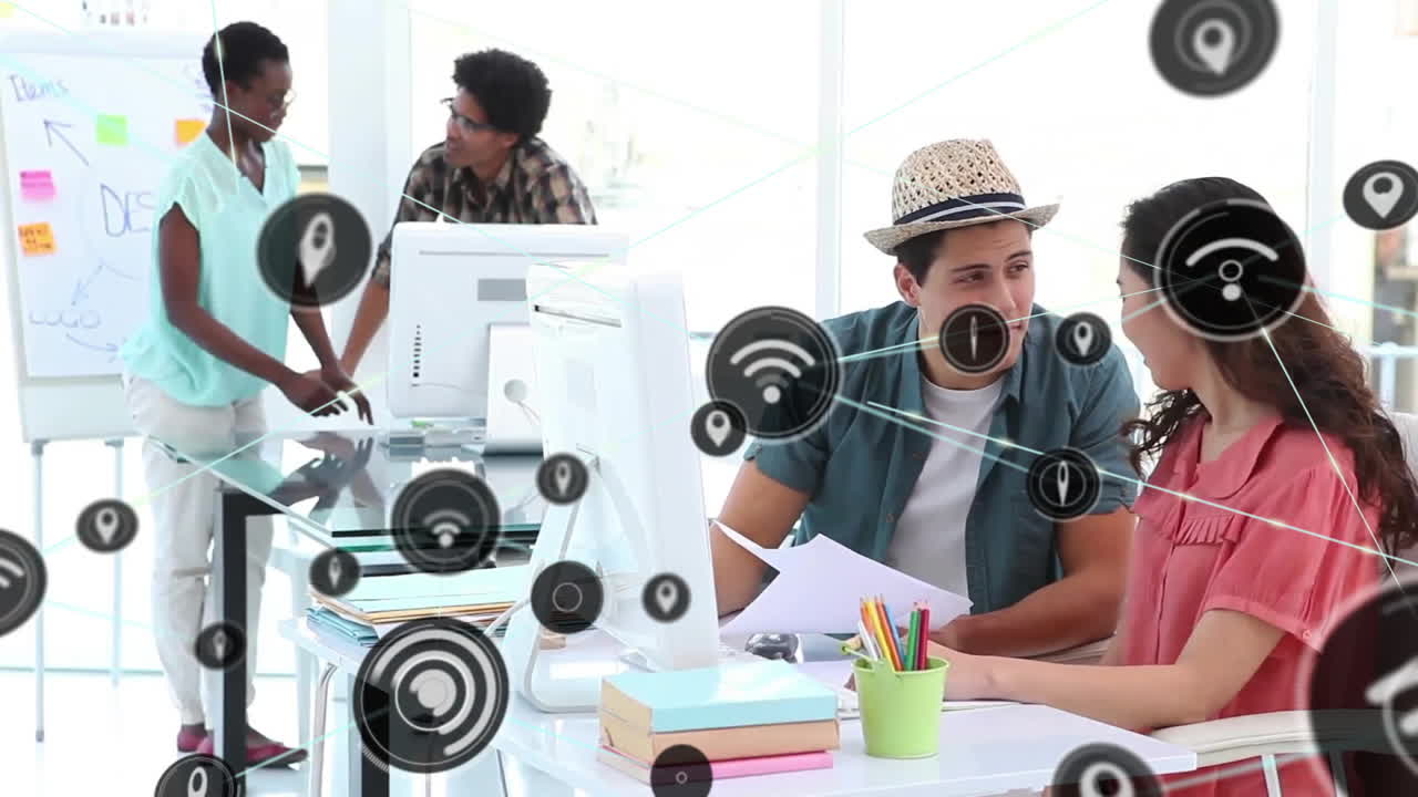 사무실의 다양한 사업가들에 대한 와이파이 아이콘으로 연결된 네트워크의 애니메이션