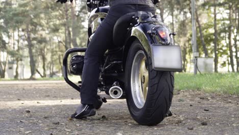 l'uomo vestito con abiti da motociclismo professionale cavalca l'elicottero durante l'ora di attesa negli alberi della foresta al rallentatore