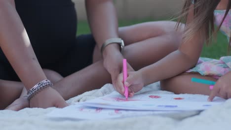 madre e hija dibujando juntos al aire libre