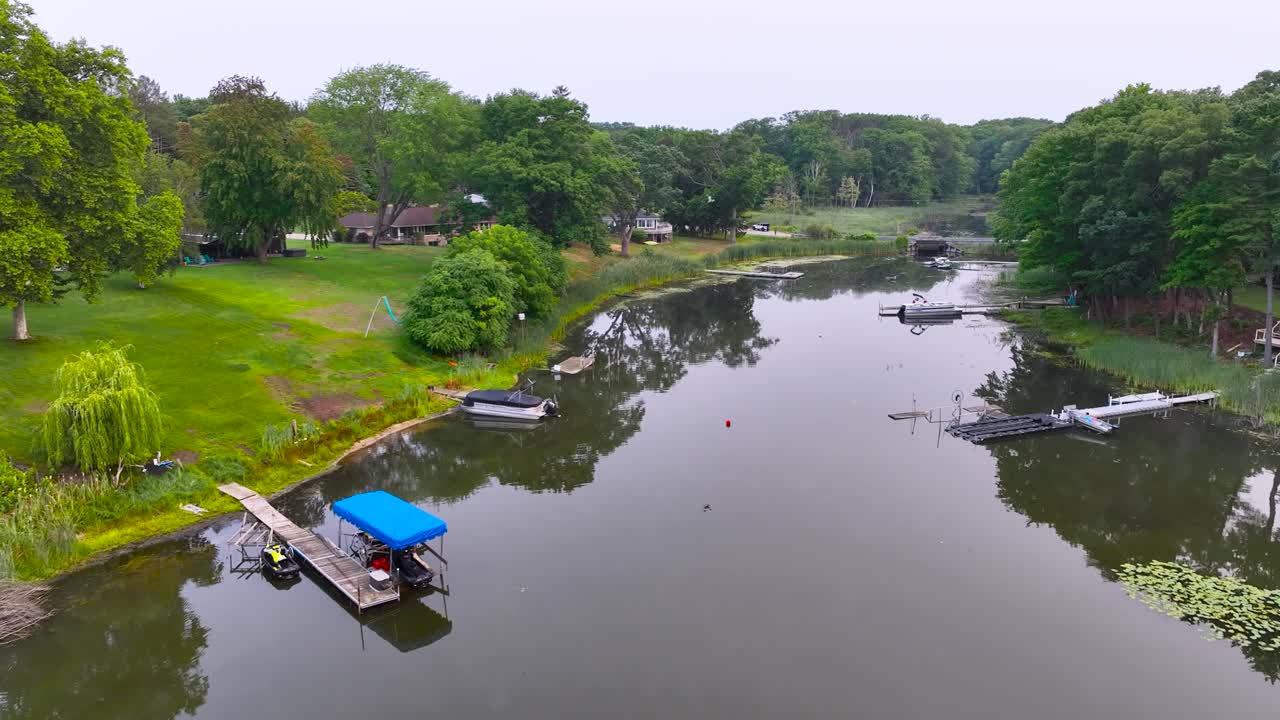 호수 위 하늘을 가로질러 파란 헤론을 추적하고 있습니다.
