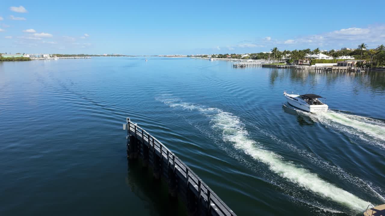 Vista dal ponte levatoio di Boynton Beach, Florida, di due barche sull'ICW che si preparano a passare sotto il ponte.
