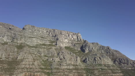 vista aérea de vuelo de drones escénicos en ángulo inferior de la montaña de la mesa en el sol de la tarde contra el cielo azul