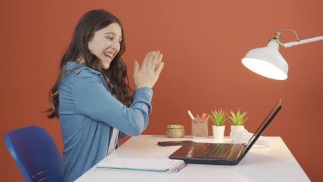 Junge-Frau-Blickt-Applaudierend-Auf-Den-Laptop.