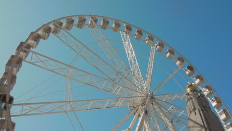 Ferris-Wheel-Against-The-Blue-Sky-In-Brussels,-Belgium