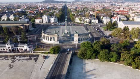 Panoramic-aerial-view-of-symbolic-Heroes'-Square-in-Budapest,-Hungary