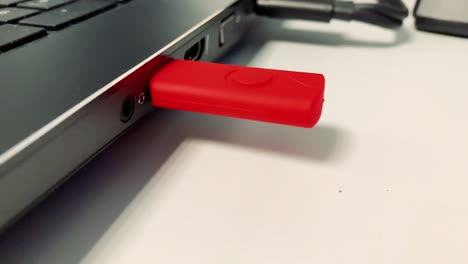 inserte una memoria usb en una computadora portátil