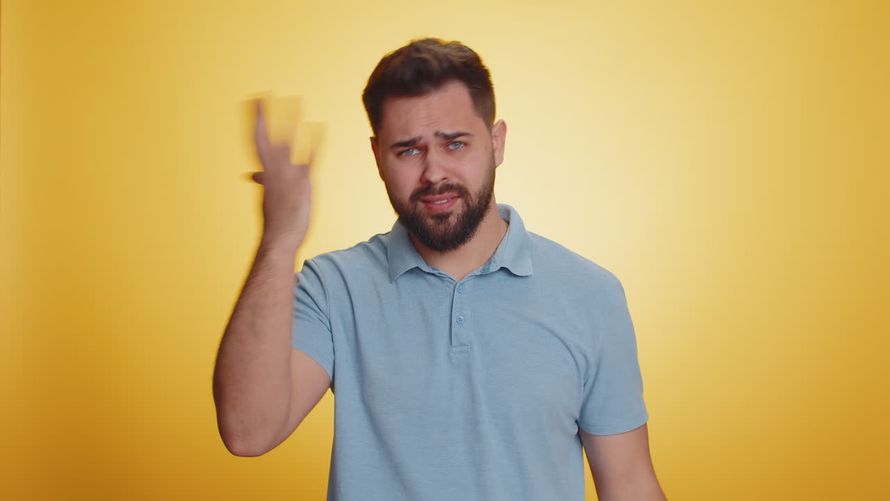 hombre levantando las manos en expresión indignada preguntar por qué qué razón del fracaso demostrando incredulidad