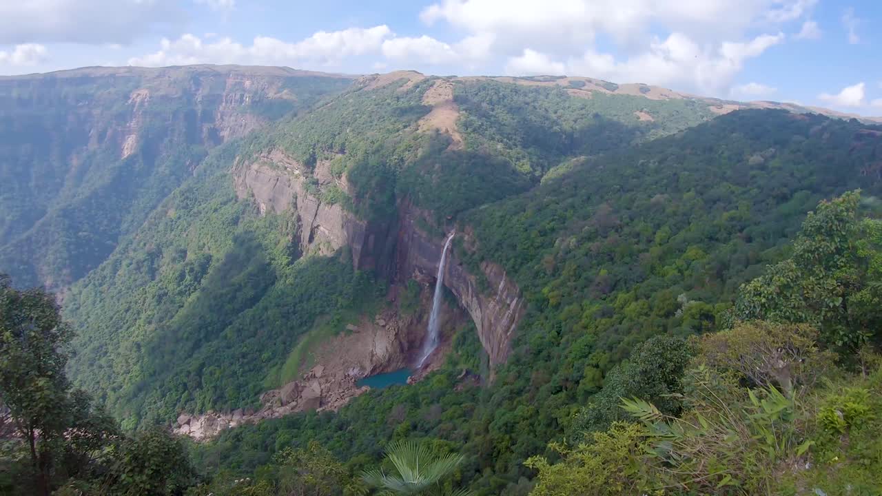cascada aislada que cae desde la cima de la montaña enclavada en bosques verdes desde el ángulo superior video tomado en las cascadas nohkalikai cherapunji meghalaya india
