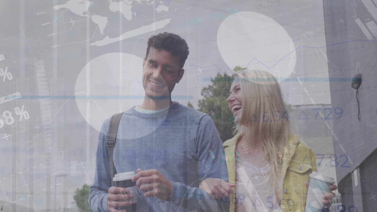 animación del procesamiento de datos financieros sobre una pareja caucásica caminando por la ciudad.