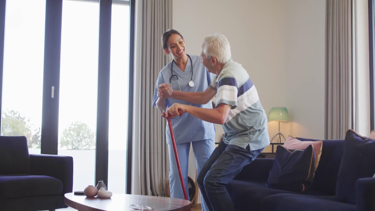 animación de una feliz médica biracial que ayuda a enfrentarse a un hombre caucásico mayor