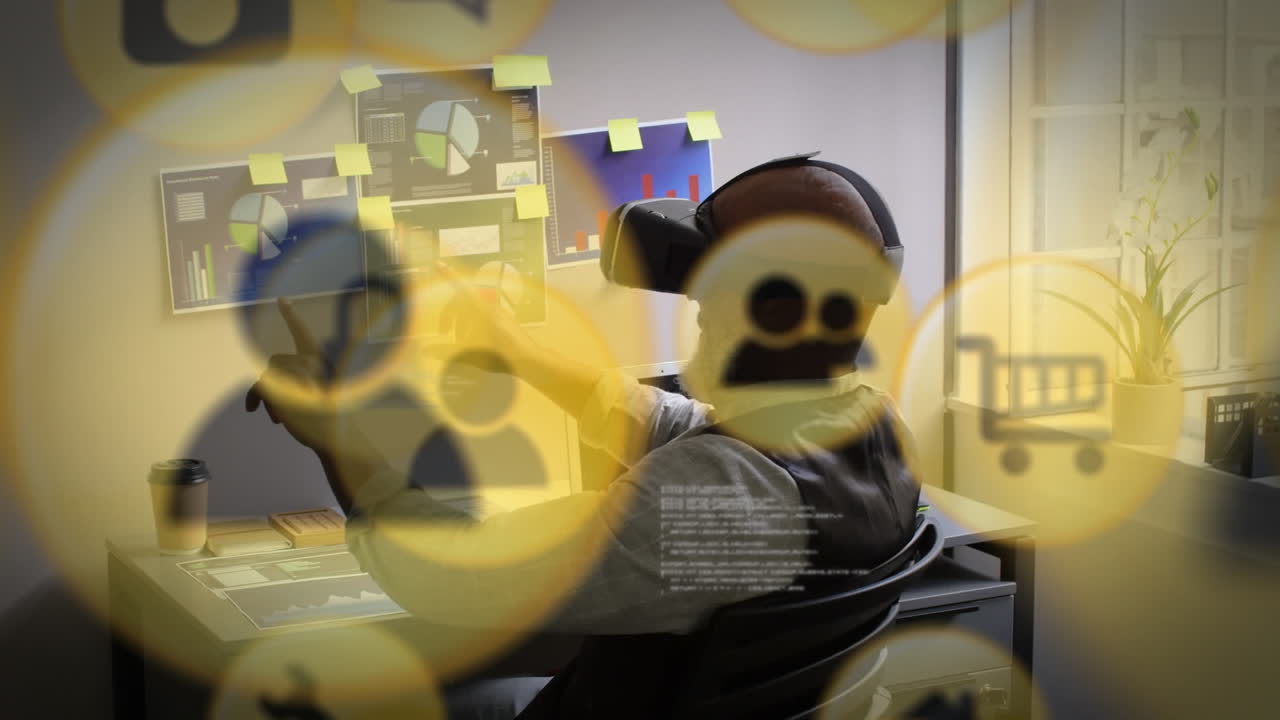 múltiples iconos digitales y procesamiento de datos contra un hombre de negocios que usa auriculares vr en la oficina