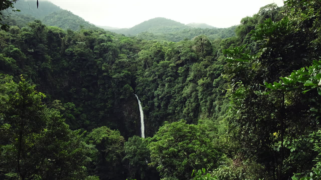 Cascata circondata da una lussureggiante foresta pluviale a La Fortuna, Costa Rica.