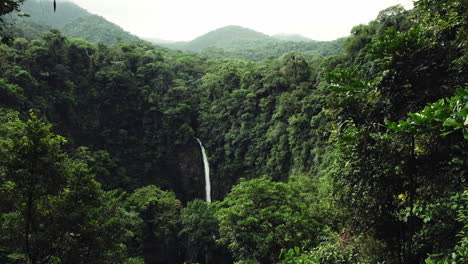 Waterfall-surrounded-by-lush-rain-forest-in-La-Fortuna,-Costa-Rica