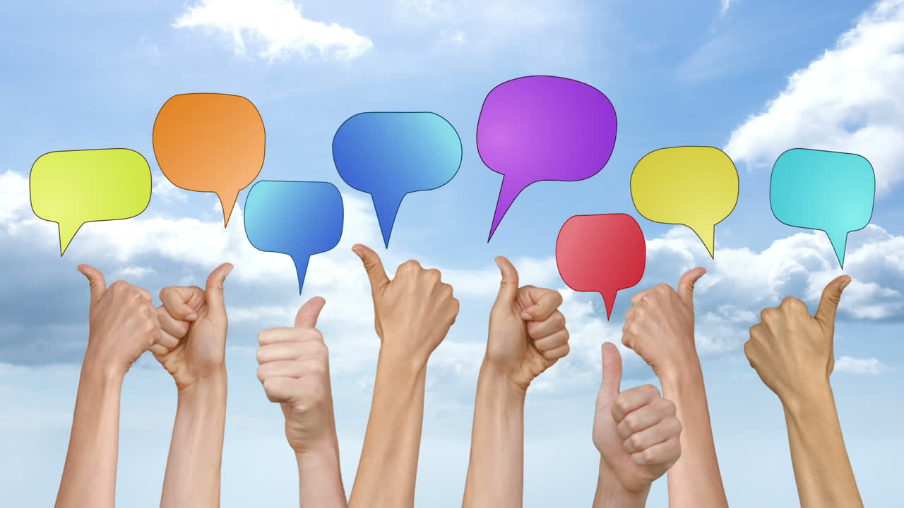 많은 엄지손가락이 푸른 하늘을 향해 발언 거품으로