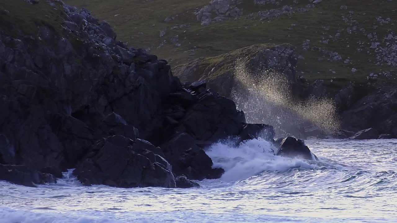 foto de la hora dorada de las olas rompiendo contra los acantilados en la playa de dalmore cerca de carloway