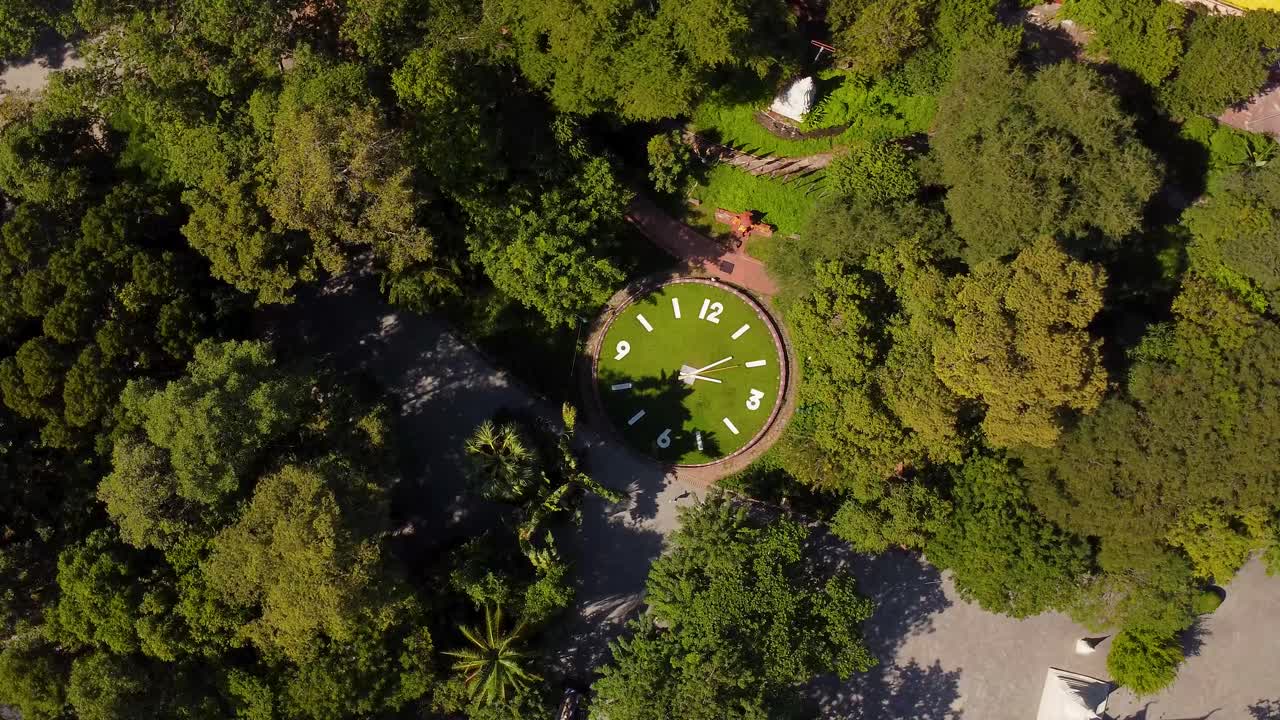 drones en círculos alrededor del monumento histórico el reloj gigante de la ciudad de phnom penh parque del templo budista, wat phnom