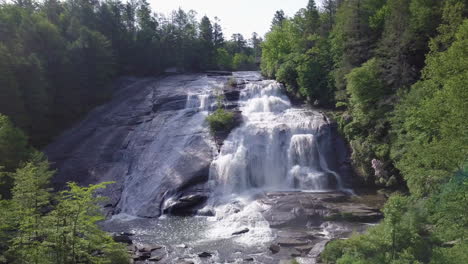 Fliegen-über-Wasserfälle-Im-Dupont-State-Park-In-North-Carolina