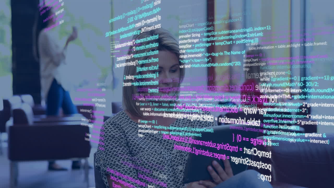 animación de procesamiento de datos sobre feliz mujer de negocios caucásica usando tableta en la oficina