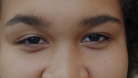 primer plano de la cara de una persona joven
