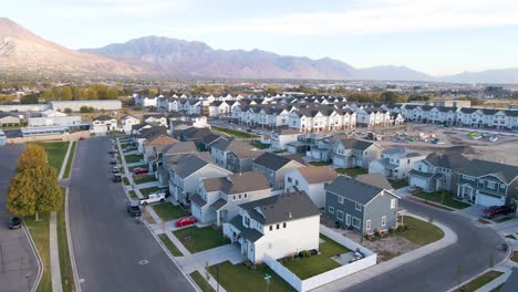 Vista-Panorámica-Del-Moderno-Pueblo-Residencial-Con-Montañas-Al-Fondo-En-Agradable-Arboleda,-Ciudad-Del-Condado-De-Utah,-Utah