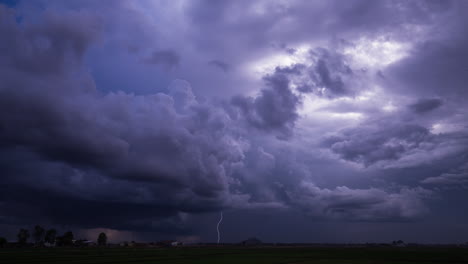 Tropischer-Monsun-Gewitterwolke-Cumulonimbus-Mit-Blitz-4k