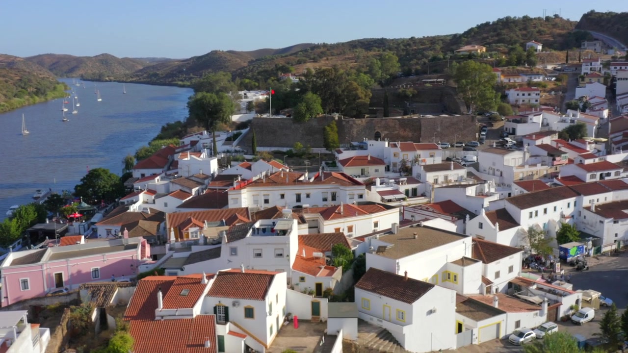 Vista aerea di Alcácer do Sal: Case bianche lungo il fiume Guadiana, Portogallo