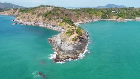 imágenes aéreas que muestran la impresionante costa del cabo promethep en phuket, tailandia, con aguas vibrantes de color turquesa y exuberante vegetación