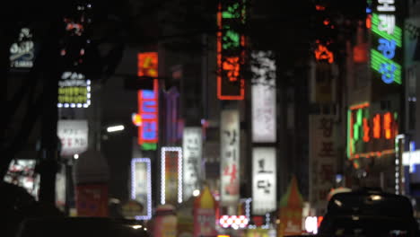 pancartas publicitarias y tráfico de automóviles en la noche de seúl corea del sur
