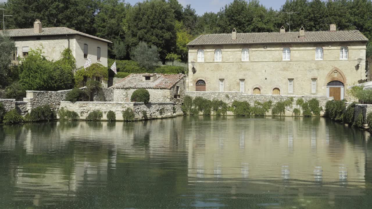antiguos baños termales en el pueblo medieval de bagno vignoni, italia