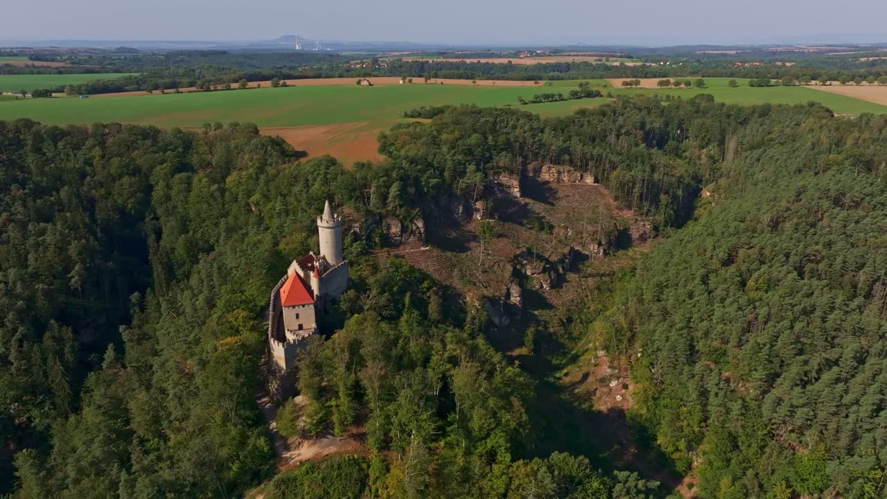 Veduta aerea del Castello di Kokorin con suggestive mura in pietra e verde lussureggiante.