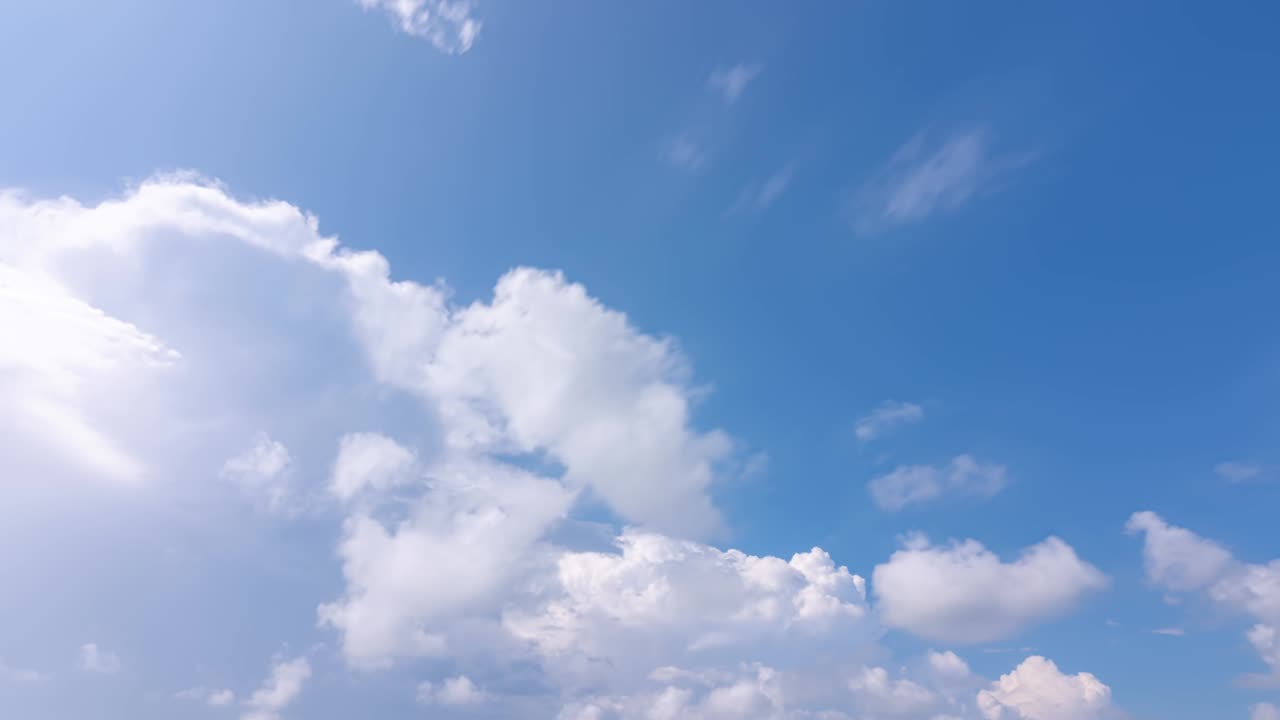 클라우드 타임 스 자연 배경, 자연 스 스 구름과 푸른 빛 하늘, 푸른 하늘에서  구름의 루프와 빛 광선 아름다운 여름 환경 배경