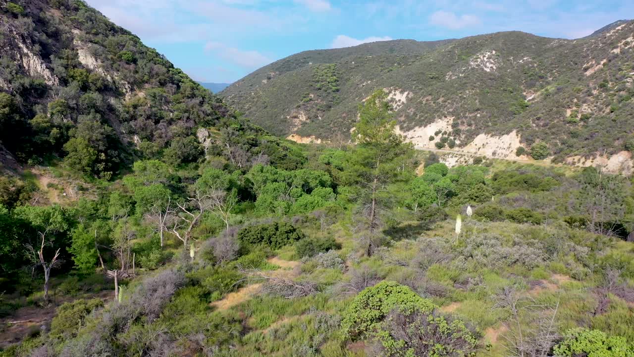 imágenes de drones tomadas cerca de lake hughes road en castaic, california
