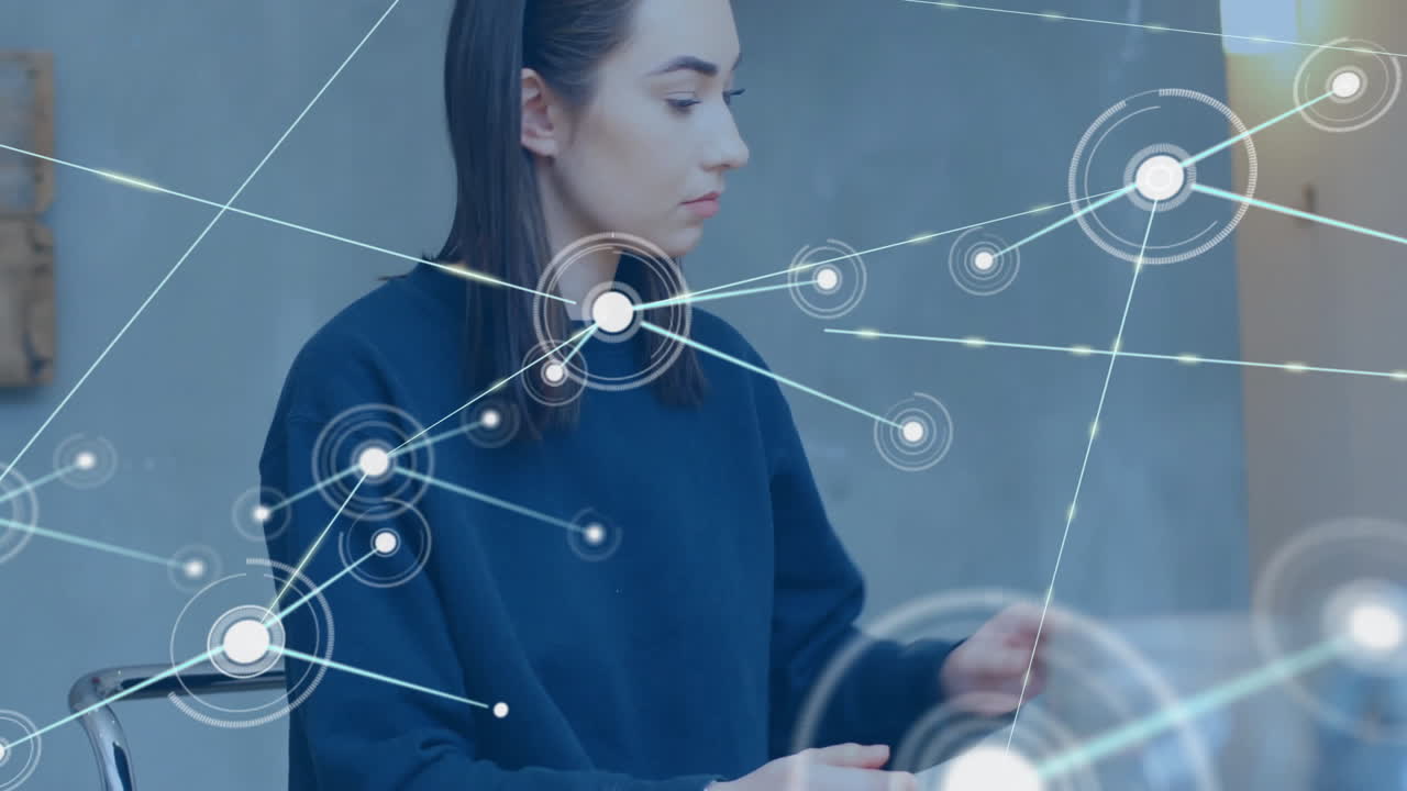 animación de la red de conexiones con puntos sobre mujer de negocios caucásica usando computadora