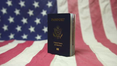 pasaporte americano de pie sobre la tela de la bandera de ee.uu.