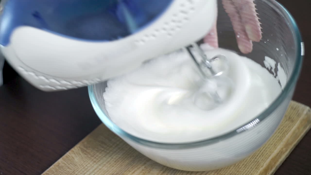 모터  ⁇ 서로 그 ⁇ 에  ⁇ 색 달 ⁇  크림을  ⁇ 는다. 베이킹 케이크. 베이킹 재료