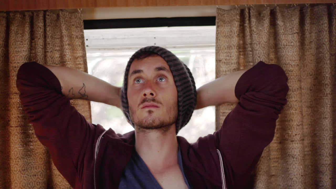 그의 밴에 파란 눈을 가진 백인 남자의 정적 샷을 닫습니다