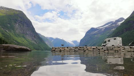 viajes de vacaciones en familia rv, viaje de vacaciones en autocaravana. hermosa naturaleza paisaje natural de noruega.