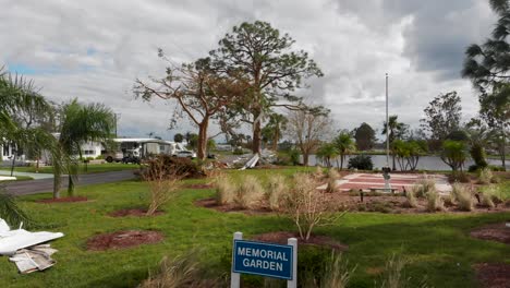 Video-De-Drones-De-4k-De-Daños-Por-Huracanes-En-Un-Parque-De-Casas-Móviles-En-North-Port,-Florida---01