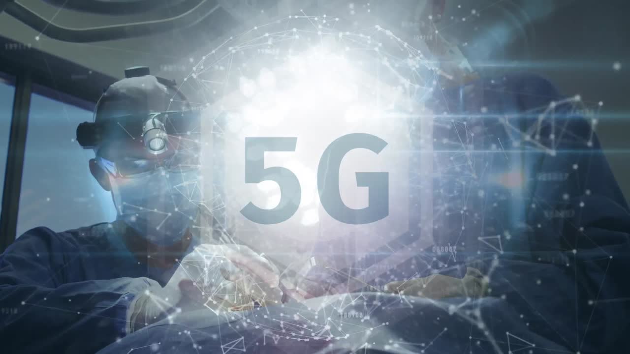 5g testo e rete di connessioni su chirurgo maschio che indossa binocoli che esegue un'operazione